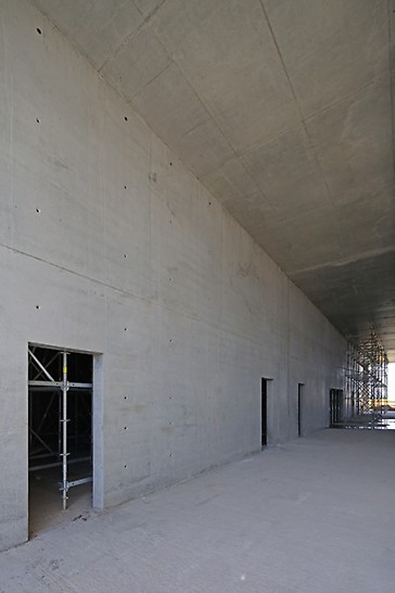 двойная фанера, герметизирующая лента, изоляция стыков, архитектурный бетон