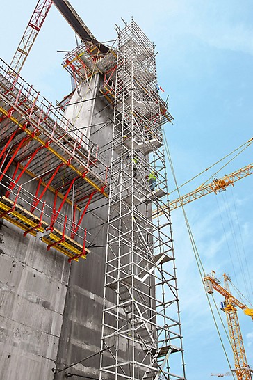 Ausbau Schleusenanlagen Panamakanal - Der optimal an die Baustellenanforderungen angepasste PERI Systemeinsatz beinhaltet auch die Errichtung sicherer Zugänge, beispielsweise mithilfe der PERI UP Gerüsttreppe.