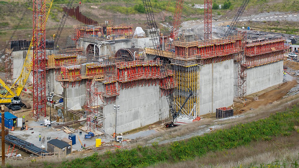Wasserkraftwerk Smithland - Für die Herstellung der Kraftwerkswände wird das einhäuptige Klettersystem SCS eingesetzt. Die Lasten werden ohne Schalungsanker über die Konsole in die Kletteranker des vorherigen Betonierabschnitts eingeleitet.