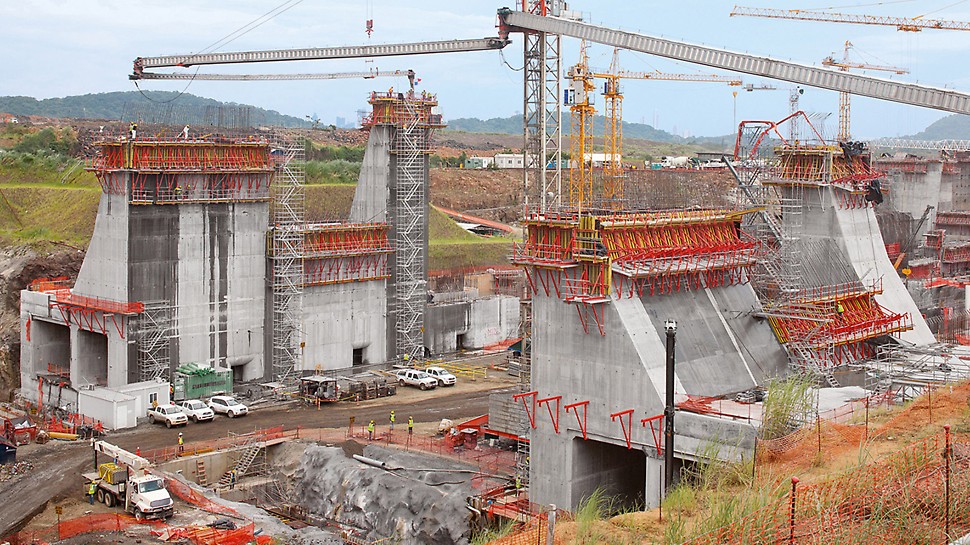 Lock facilities, Panama Canal, Panama - PERI is supporting the "construction project of the century" with the planning and delivery of huge quantities of formwork and scaffolding systems.
