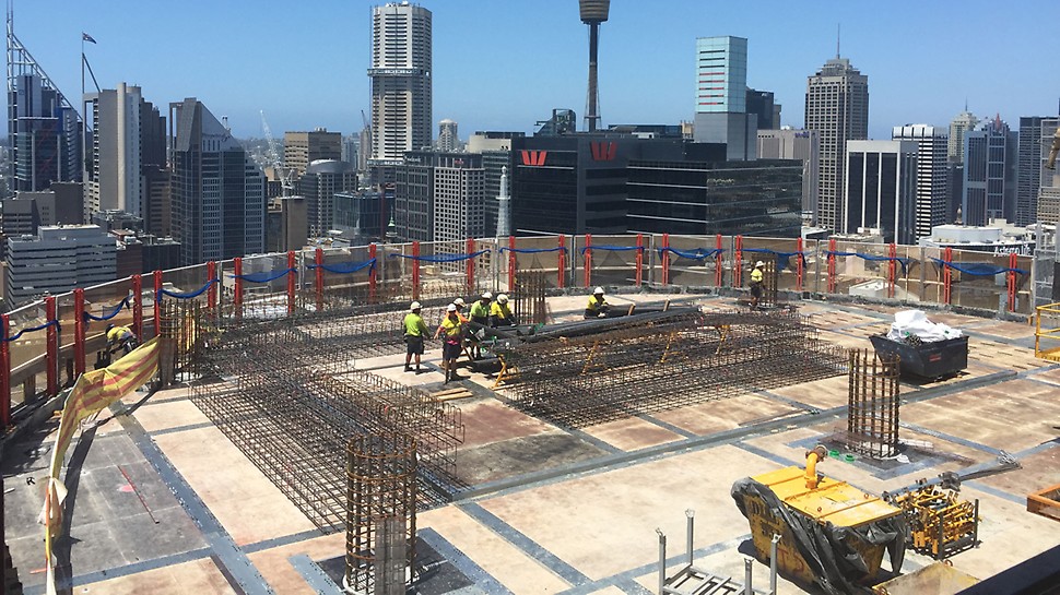 Barangaroo South, Sydney - Über 700 lfm PERI LPS Einhausung sichern und beschleunigen die Bauarbeiten an den drei Hochhaustürmen – bis zur endgültigen Höhe von 217 m.