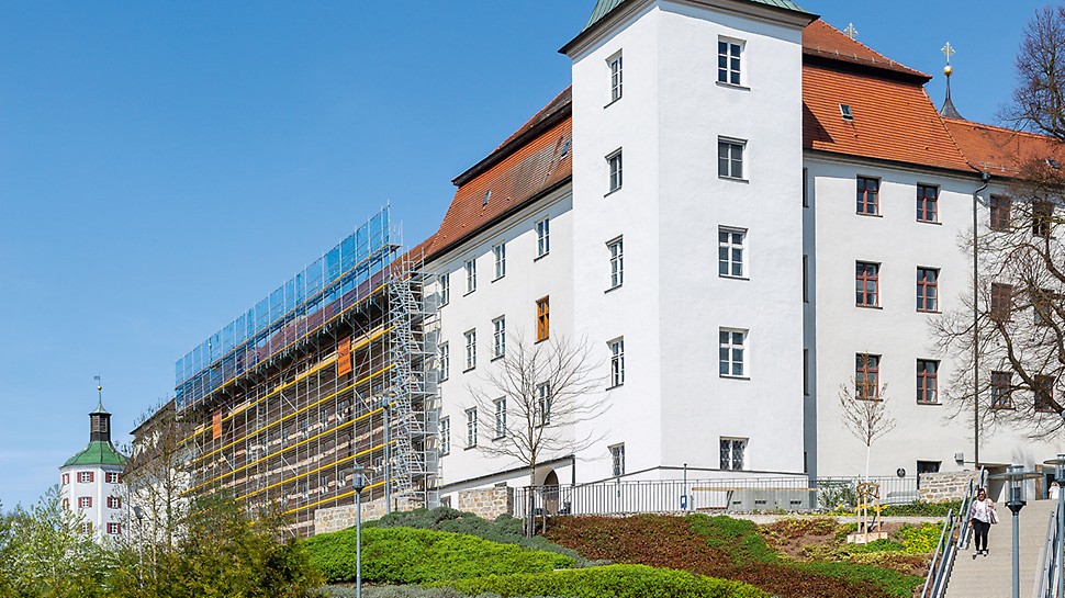 Renovatie van het Günzburger kasteelcomplex in verschillende fasen met PERI UP Easy gevelstelling