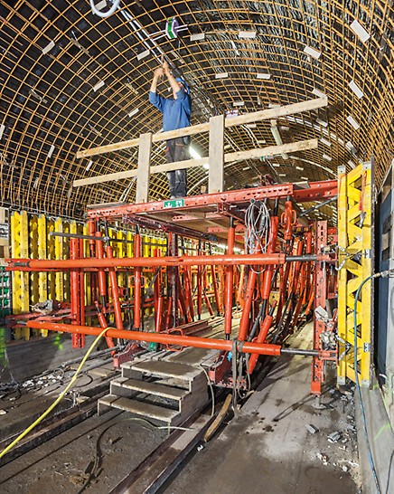 Starý labský tunel: Bednicí vůz pro bednění stěn slouží jako pracovní plošina pro armovací a instalační práce.