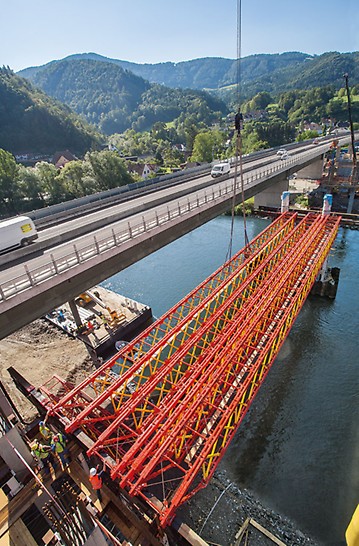 Murbrücke Frohnleiten - Zum Abtragen der hohen Lasten über knapp 40 m Spannweite lassen sich Rüstbinderanordnung und -abstände flexibel im metrischen Raster festlegen.