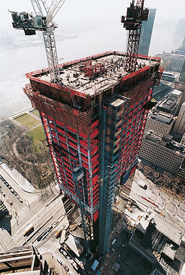 Trump World Tower III, New York, USA: Plným zakrytím všech úrovní lávek bylo docíleno zabezpečení personálu proti pádu z výšky.