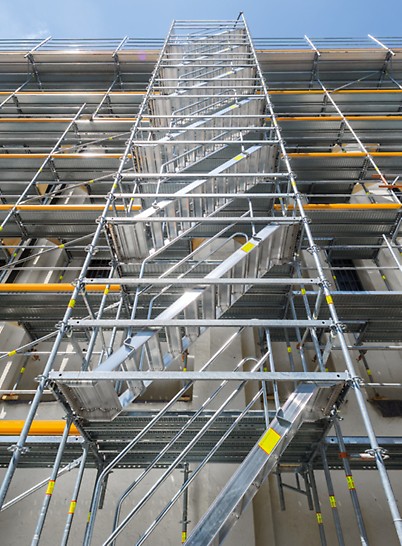 Escadas em alumínio 75 PERI UP Rosett Flex: os lanços de escada de saída permitem o acesso a todos os pisos.