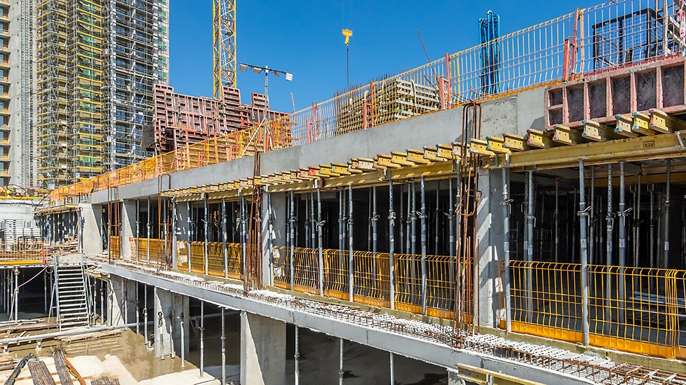 Koncept bezbednosti na gradilištu upotpunjen je postavljanjem brzomontažnih, privremenih PROKIT zaštitnih ograda na slobodne ivice ploče.