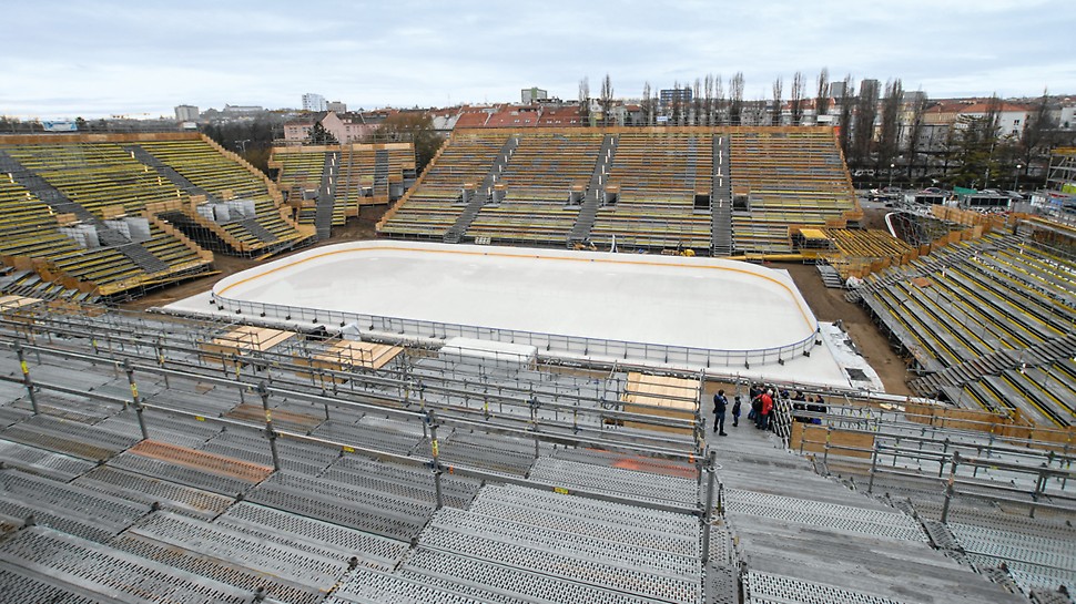 Winter Classic Lužánky, Brno: Sportovní aréna s tribunami na stání ze systému PERI UP Rosett.