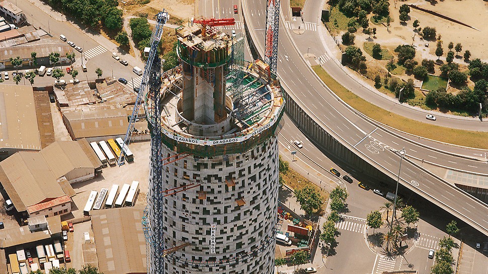 Torre Agbar, Barcelona, España - El muro perimetral del núcleo está terminado, tan solo se continúan los muros de ascensores hasta el piso 35.