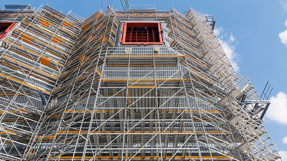 De PERI UP steigerconstructie bij de energiecentrale in Eemshaven biedt ideale werkomstandigheden voor het assembleren en isoleren van de acht inlaatkanalen in de vorm van een toevoertrechter.