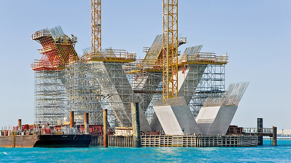 Sheikh Khalifa Brücke, Abu Dhabi, Vereinigte Arabische Emirate - Mit der PERI Schalungs- und Gerüstlösung ließen sich die 20 m hohen Einzelstützen der V-förmigen Pfeilerdrillinge mit 27,45° Neigung maßgenau herstellen.