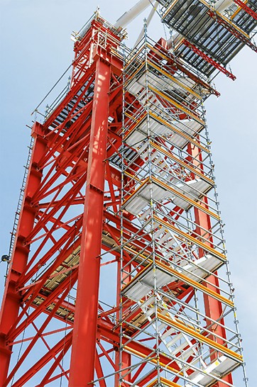 75 cm breite Alu-Treppenläufe sorgten für schnelles und sicheres Erreichen der PERI UP Hängegerüstplattformen.