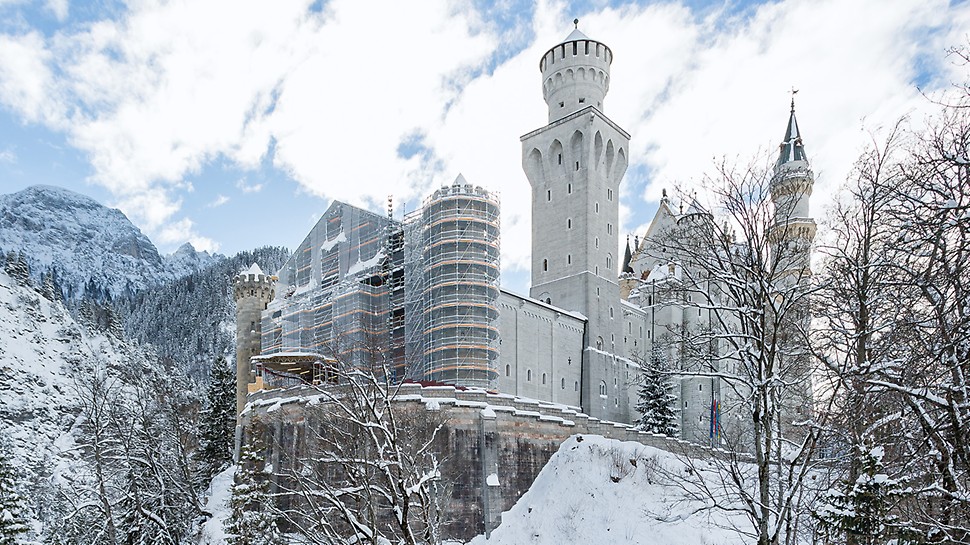 PERI UP Flex work and safety scaffolding adapts flexibly using its 25-cm system grid to suit the local site conditions at Neuschwanstein Castle.