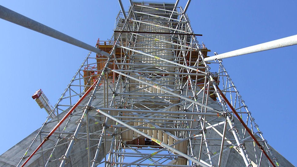 Progetti PERI, ponte strallato, Cagliari - Scala a torre di accesso alle piattaforme di lavoro PERI UP, saldamente ancorate alla cima dell'antenna, per procedere in sicurezza al montaggio dei cavi
