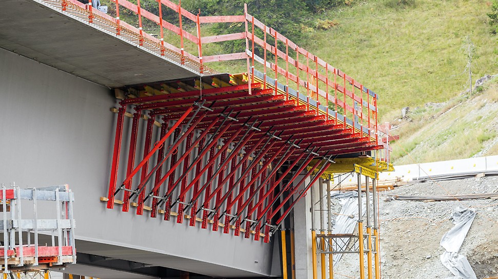 La consola de voladizo se utiliza para puentes mixtos acero-hormigón o de hormigón prefabricado para hormigonar los bordes de la estructura superior del puente.
