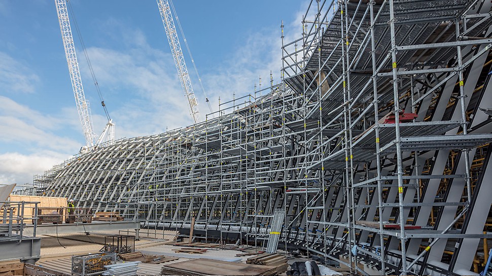 The PERI UP Flex Modular Scaffolding was adapted to suit the complex-shaped glass roof structure: all working areas could be easily and safely reached while every load transfer was optimally planned. (Photo: David McArthur Parallax Photography)