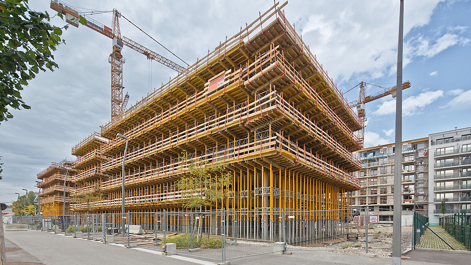 North Station Vienna - The PERI solution with MULTIFLEX and MULTIPROP for forming the circumferential balconies simultaneously functioned as the work scaffold.