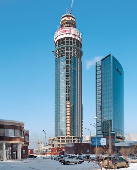 ISET Tower, Yekaterinburg, Russia - The ISET Tower in Yekaterinburg is characterized by its external shape. PERI planned a comprehensive, crane-independent concept of the climbing formwork required on the elevator shafts and core walls, as well as the climbing protection panel on the building´s outer edges.