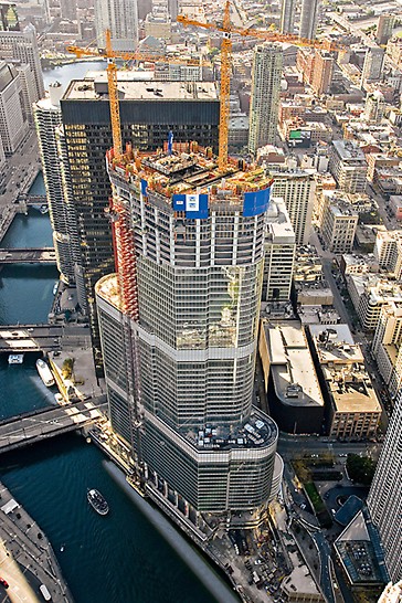 Trump International Hotel & Tower, Chicago, SAD - tlocrt ovog impozantnog kompleksa postupno se sužava cijelom visinom u četiri koraka: na 65 m, 121 m, 201 m i 338 m visine.