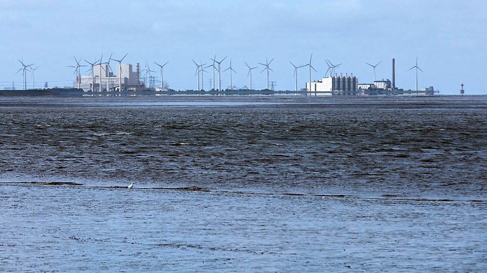Centrala electrică Eemshaven, Olanda - Centrala electrică Eemshaven (în stânga) joacă un rol important în modernizarea și garantarea furnizării de electricitate în Olanda – împreună cu utilizarea energiei solare și a energiei eoliene. 