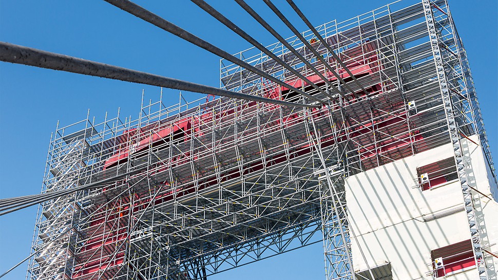 Eine 12 m spannende LGS Überbrückung dient als sichere Zwischenebene in 50 m Höhe.
