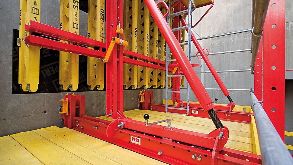 RCS Rail Climbing System: The formwork is securely mounted on the carriage and can be retracted by 90 cm without the use of the crane. Due to the roller bearings, it is easy to operate as well as being jerk-free.

