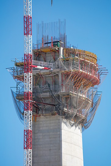 Air traffic control tower, Buenos Aires-Ezeiza Airport, Buenos Aires, Argentina: The air traffic control centre starts at a height of around 62 m and consists of five self-supporting platforms.