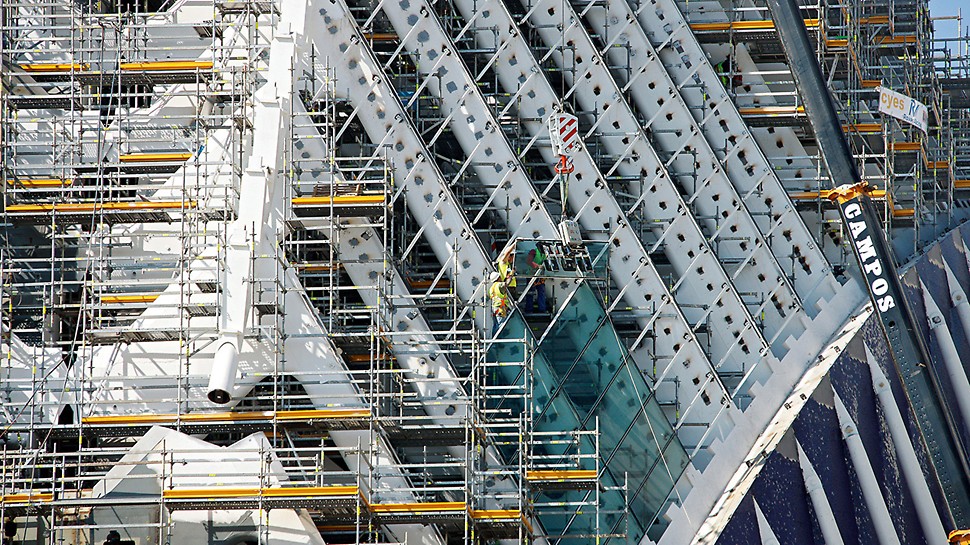 Edificio Ágora, Valencia, Spain - After completion of the steel fin construction, the scaffold was continuously modified and adapted for subsequent work operations.