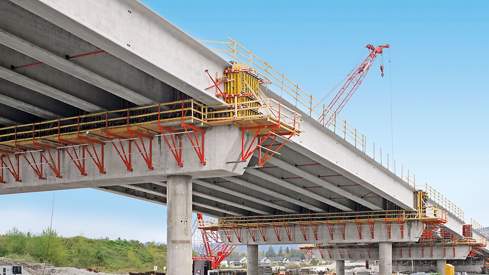 Golden Ears Bridge, Vancouver, Kanada - Über 600 Laufmeter Arbeitsplattform sorgen für einen effizienten Bauablauf und sicheres Arbeiten.