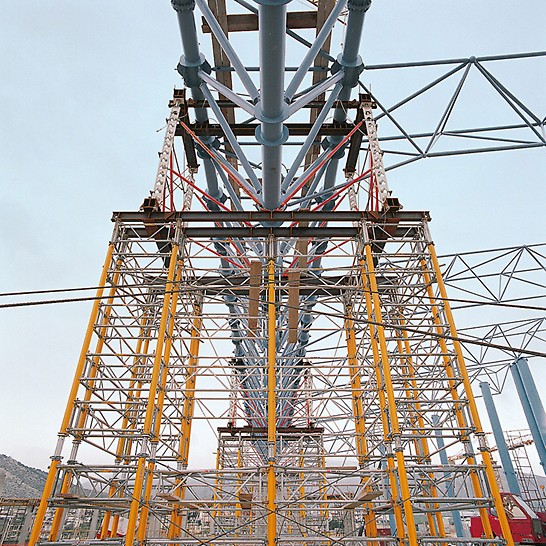 Schwerathlethik-Stadion, Athen, Griechenland - HD 200 Schwerlaststützen kombiniert mit dem MULTIPROP System bilden einen 21,00 m hohen Traggerüstturm für eine Lastabtragung von 500 kN.