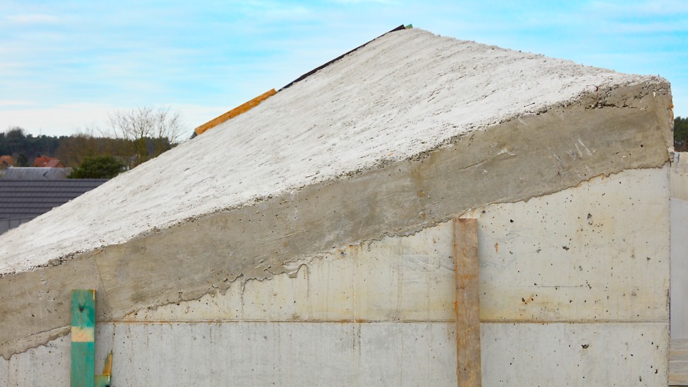 Le coulage du toit incliné avec torsion complexe nécessitait une solution de coffrage très ingénieuse. PERI s’en est chargé avec brio. 