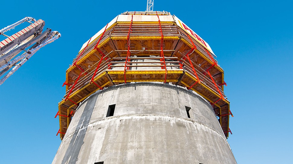 ISET Tower, Ekaterinburg, Rusija - RCS penjajući sistem omogućuje penjanje vanjske oplate kružne jezgre objekta šinama te sigurno iz etaže u etažu. Razina +1 kompletno je ograđena, što osigurava učinkovite radove s oplatom i armaturom.