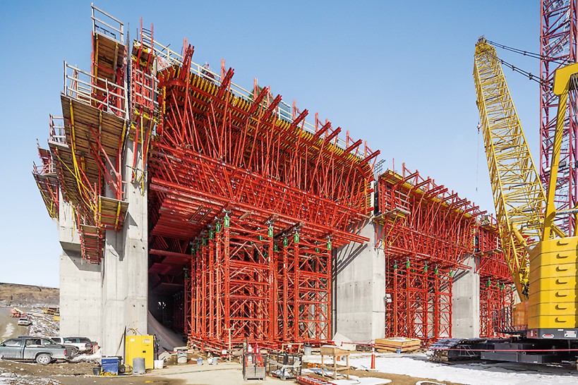 Esta estructura de cimbra a medida y torres para grandes cargas VARIOKIT, transmiten las elevadas cargas de esta losa de 4,00 m de espesor de una Central eléctrica.