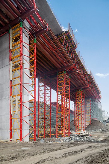 PERI UP and VARIOKIT were used as falsework according to requirements.
