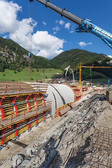 The external formwork for the tunnel arch was moved as large-sized units with the crane.