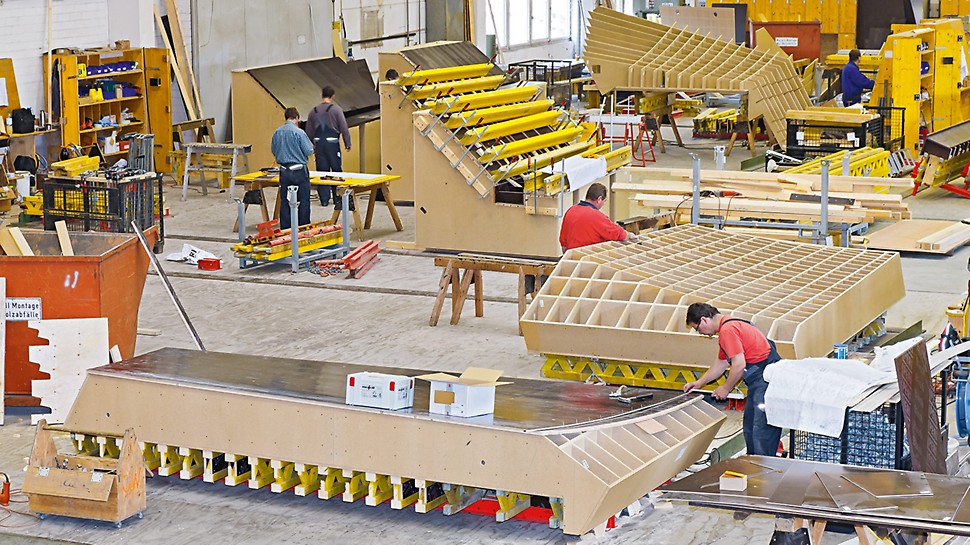 Aquatics Centre, Londýn: Dřevěná žebra, která dávala bednění tvar, byla vyrobena předem, přesně na míru s pomocí příslušenství ke zpracování dřeva CNC. S jejich pomocí pak montéři bednění PERI vytvářeli přesné bednicí formy.