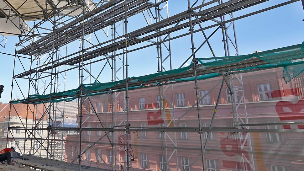 Oprava fasády a střechy činžovního domu v Praze