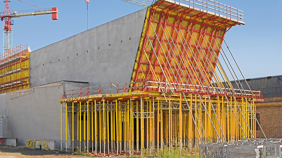 Národní muzeum umění XXI. stol. MAXXI: Síly vyvolané betonáží při výrobě nakloněné čelní stěny byly ocelovou konstrukcí a věžemi MULTIPROP přenášeny bezpečně až do podloží.