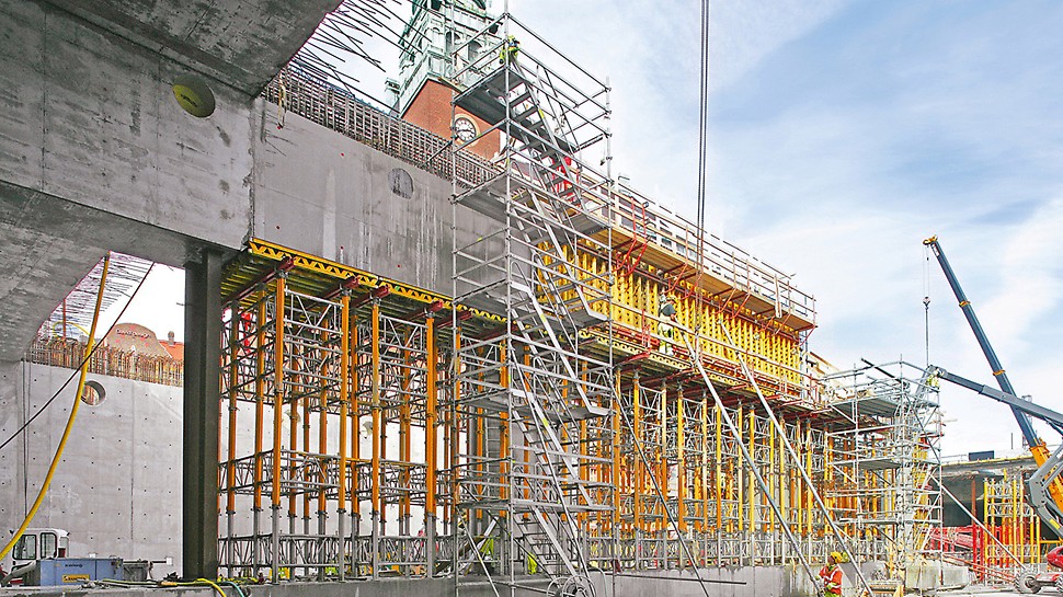 Citytunnel Malmö, Sweden - For the beams, ST 100 stacking towers and MULTIPROP slab props formed a rapidly assembled and load-bearing sub-structure between the middle row of columns.