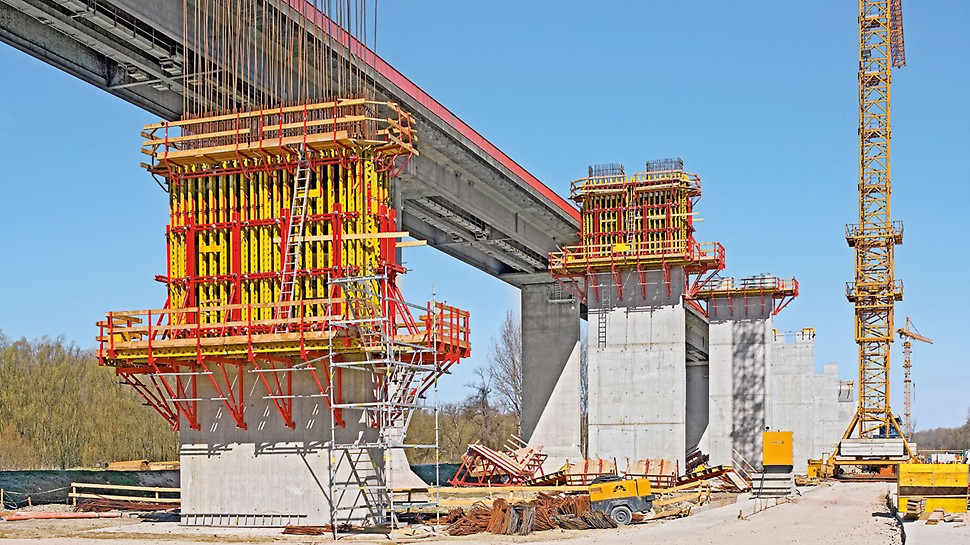 40 stubova priobalnog dela mosta na ekonomičan način realizovano je korišćenjem CB/VARIO jedinica penjajuće oplate.