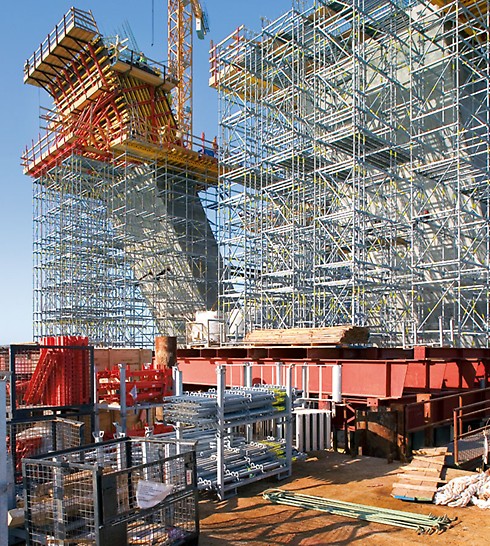 Sheikh Khalifa Bridge, Abu Dhabi, United Arab Emirates - Even in tightly-spaced working areas, tidily-arranged material storage using pallets and transport containers ensured fast transportation of materials.