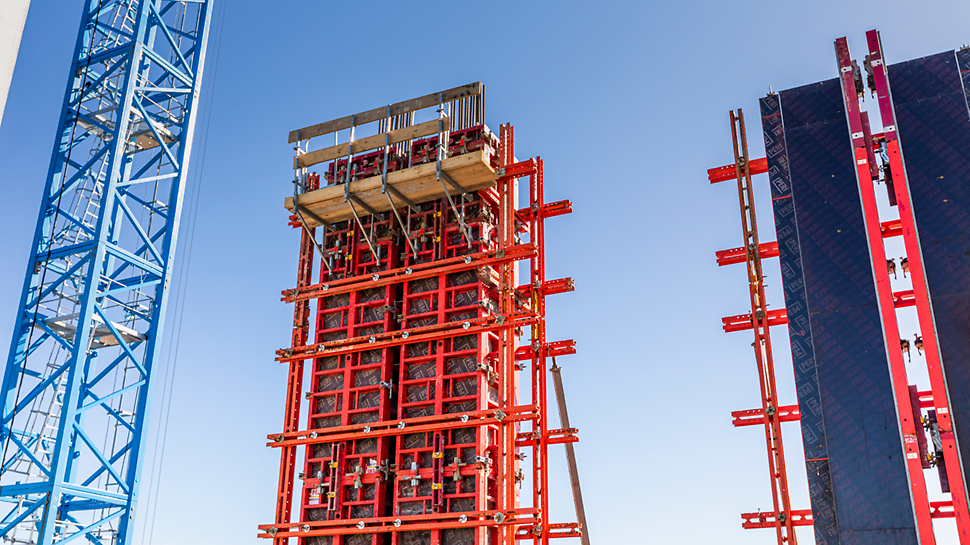 PERI MAXIMO kolombekisting goed verplaatsbaar middels kraan bij project Newport Toren C in Rotterdam.