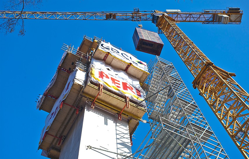 Voor de uitvoering van de verticale betonnen toren gebruikte PERI het RSC klimbekistingssysteem voor de buitenzijde van de toren