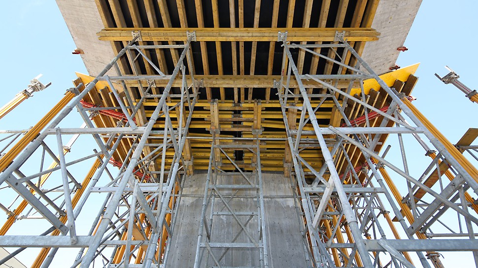 Wieże ST 100 łatwo dopasowują się do zmiennych wysokości obiektów inżynierskich, co zapewniło sprawne prowadzenie robót.