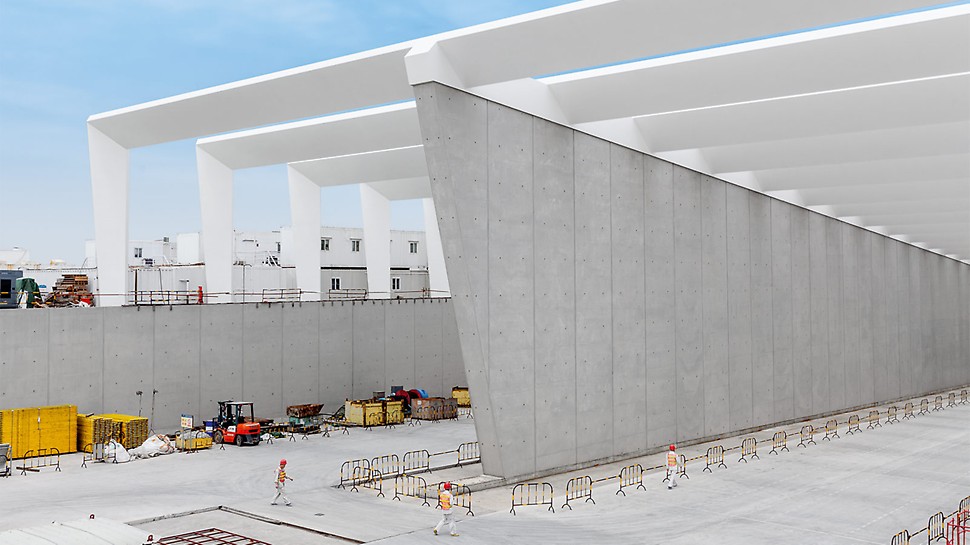With the PERI solution, the construction team achieved the best SB 4 architectural concrete quality with a clearly structured joint and tie arrangement as well as permanent water impermeability for the walls of the tunnel entrance.