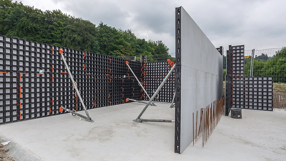 Montierte DUO Universalschalung, welche zum Schalen der Wände der Schüttgutboxen eingesetzt wird.
