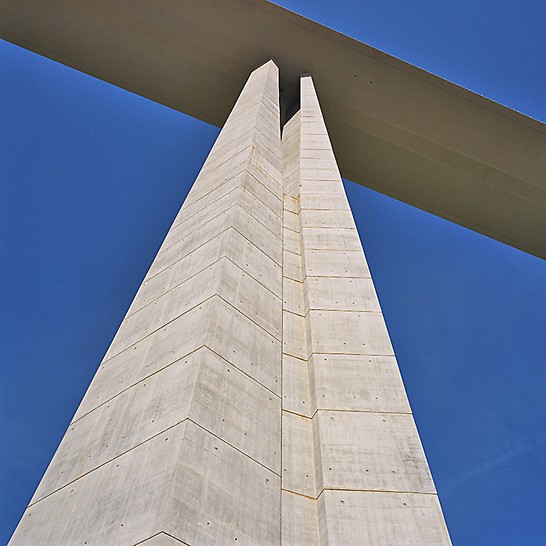 Viaduc de Millau, France - Shuttering time was reduced through the use of only one anchor position. Optimal concreting results were achieved by the construction crews by using steel formwork.