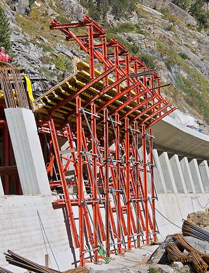 Marchlehner Gallery, Sölden, Austria - The four formwork units for the valley-side 1.50 m cantilevered tunnel slab were likewise based on VARIOKIT system components and could easily be moved by crane using designated lifting points on the gallows construction.