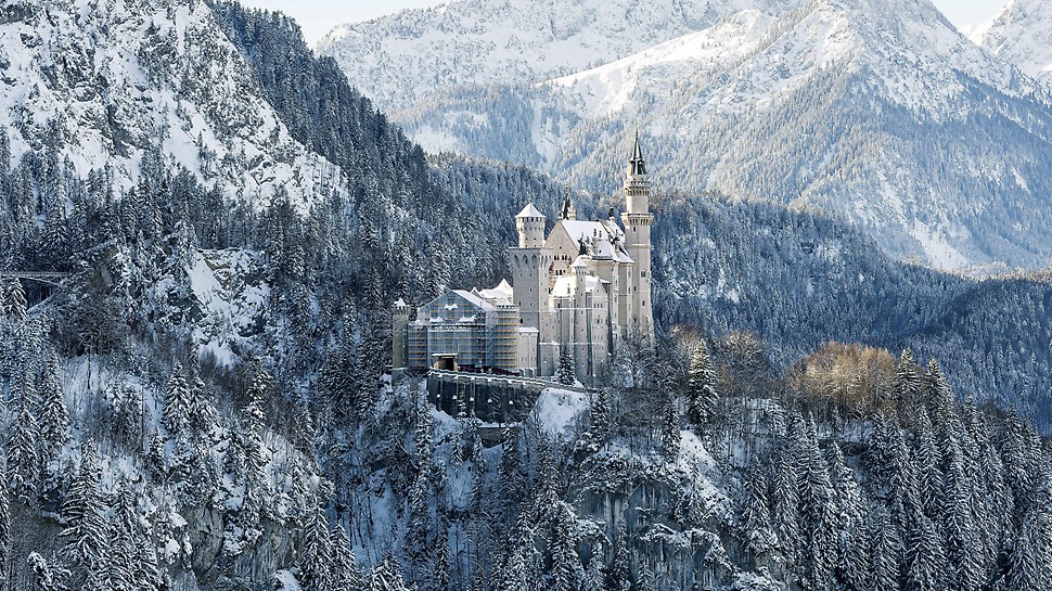 Gate Building Renovation, Neuschwanstein Castle, Füssen, Germany: For scaffolding and enclosure of the gateway building, the PERI UP Flex scaffold solution has been optimally adapted to suit the local site conditions and static requirements.