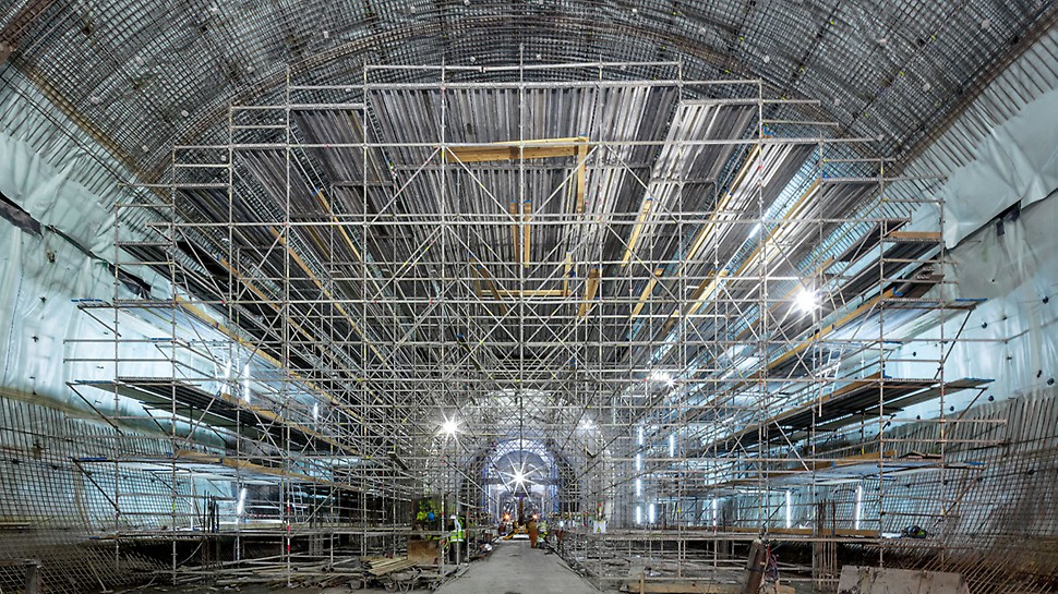 Metro extension, Algiers - The PERI UP working scaffold has been optimally adapted to suit the imposing cross-sectional geometry of the station´s arched form and is used to execute the waterproofing and reinforcement work in advance.